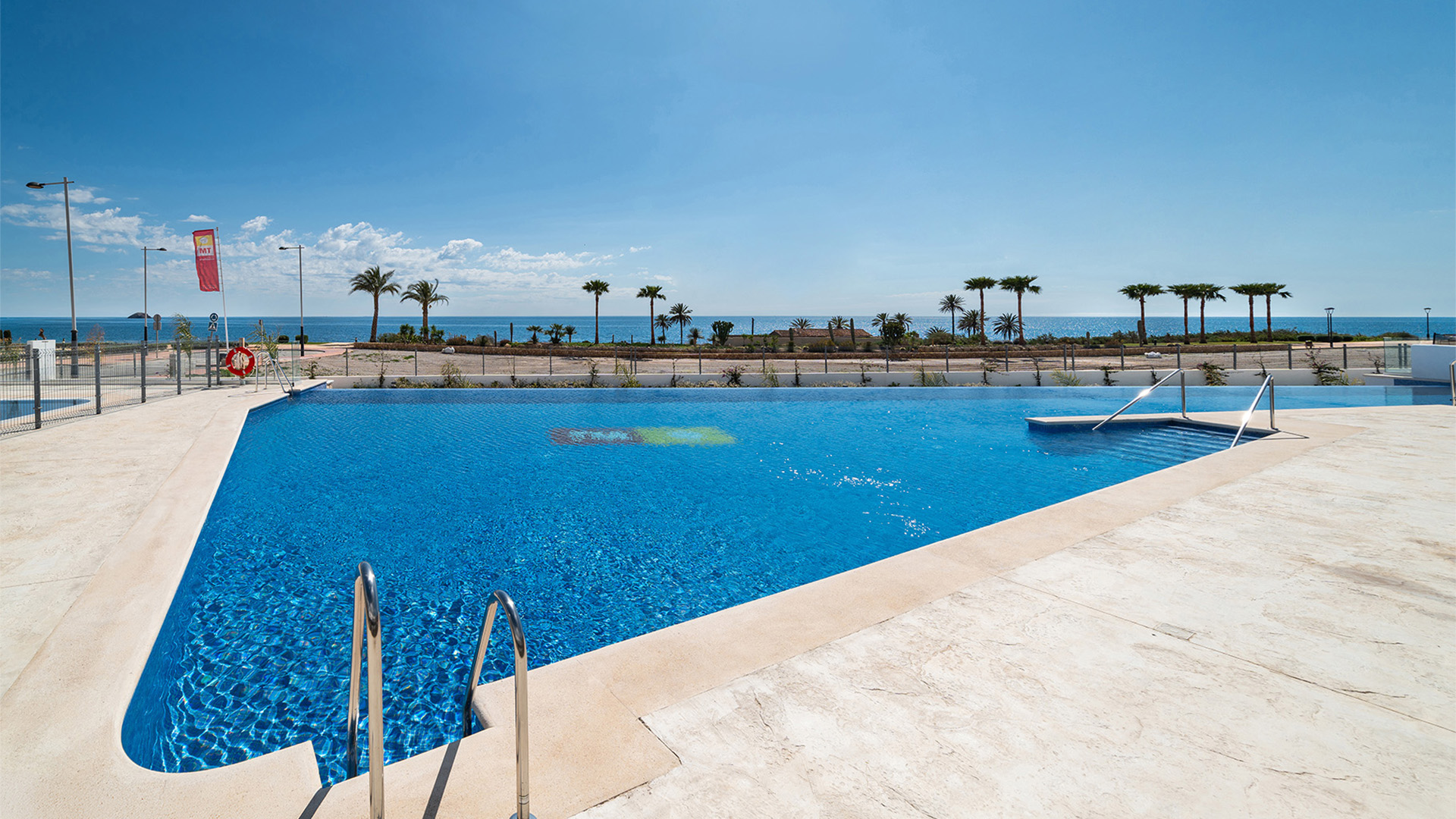 Piscine chauffée dans la résidence
